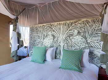 Deka Camp: Kissen auf Doppelbett Deka Camp: Kissen auf Doppelbett