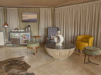 Desert Hills Glamping: Sitzecke mit Bar Desert Hills Glamping: Sitzecke mit Bar