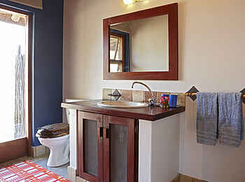 Jacis Sabi House: Gästebad im Cottage