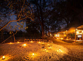 Kwara Camp: Boma bei Nacht Kwara Camp: Boma bei Nacht