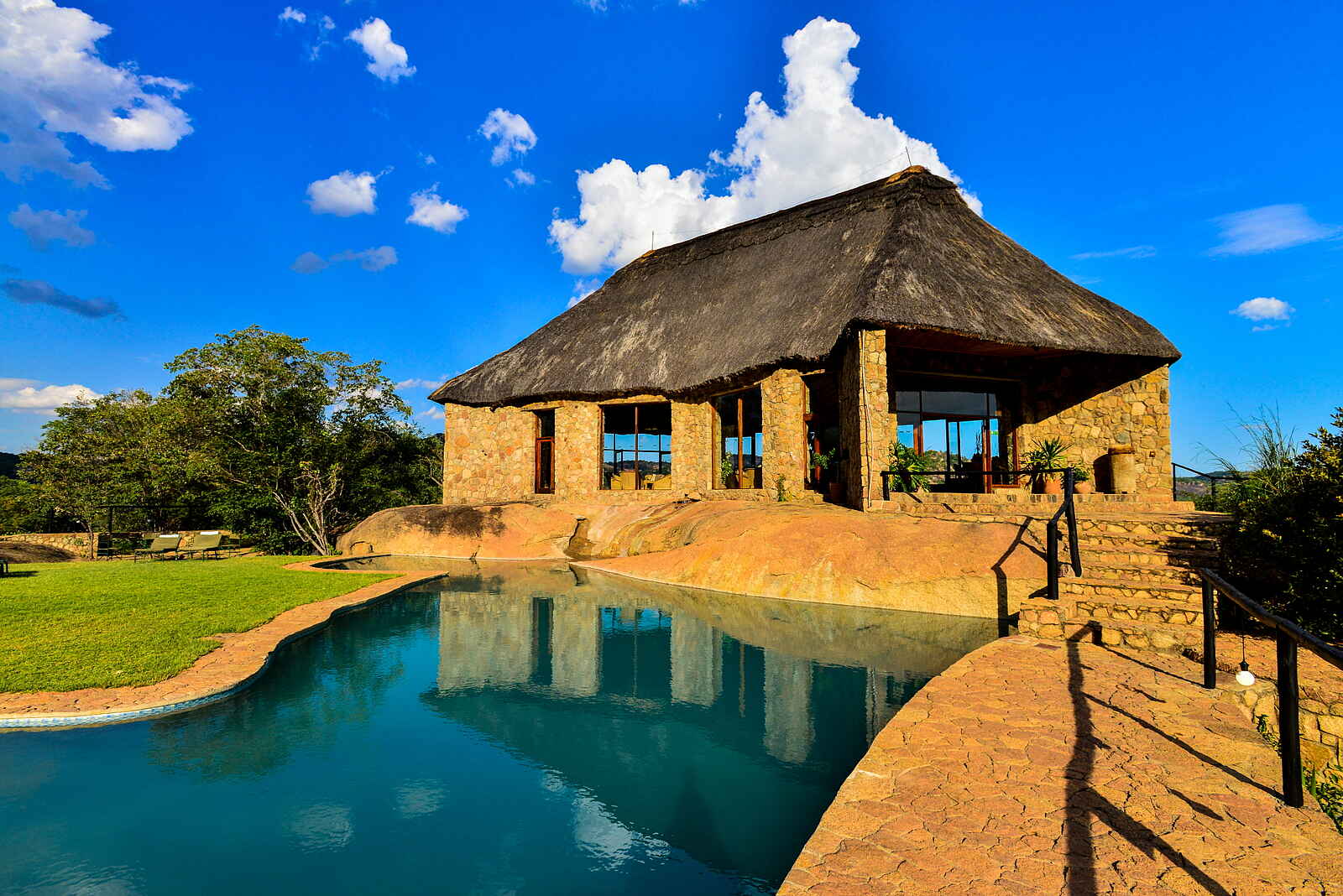 Matobo Hills Lodge: Hauptgebäude am Felsenpool Matobo Hills Lodge: Hauptgebäude am Felsenpool