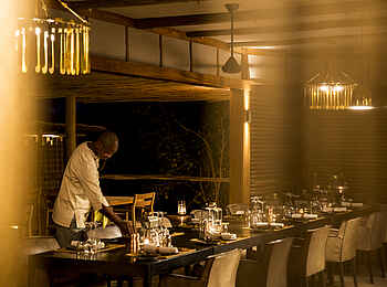 Mombo Camp: Abendessen im überdachten Bereich Mombo Camp: Abendessen im überdachten Bereich