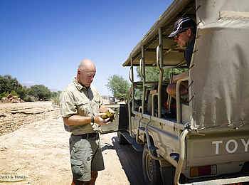 Ozondjou Trails: Ein Guide liest Spuren