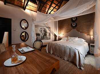 Sabi Sabi Selati Camp: Bett in der Honeymoon Suite Sabi Sabi Selati Camp: Bett in der Honeymoon Suite