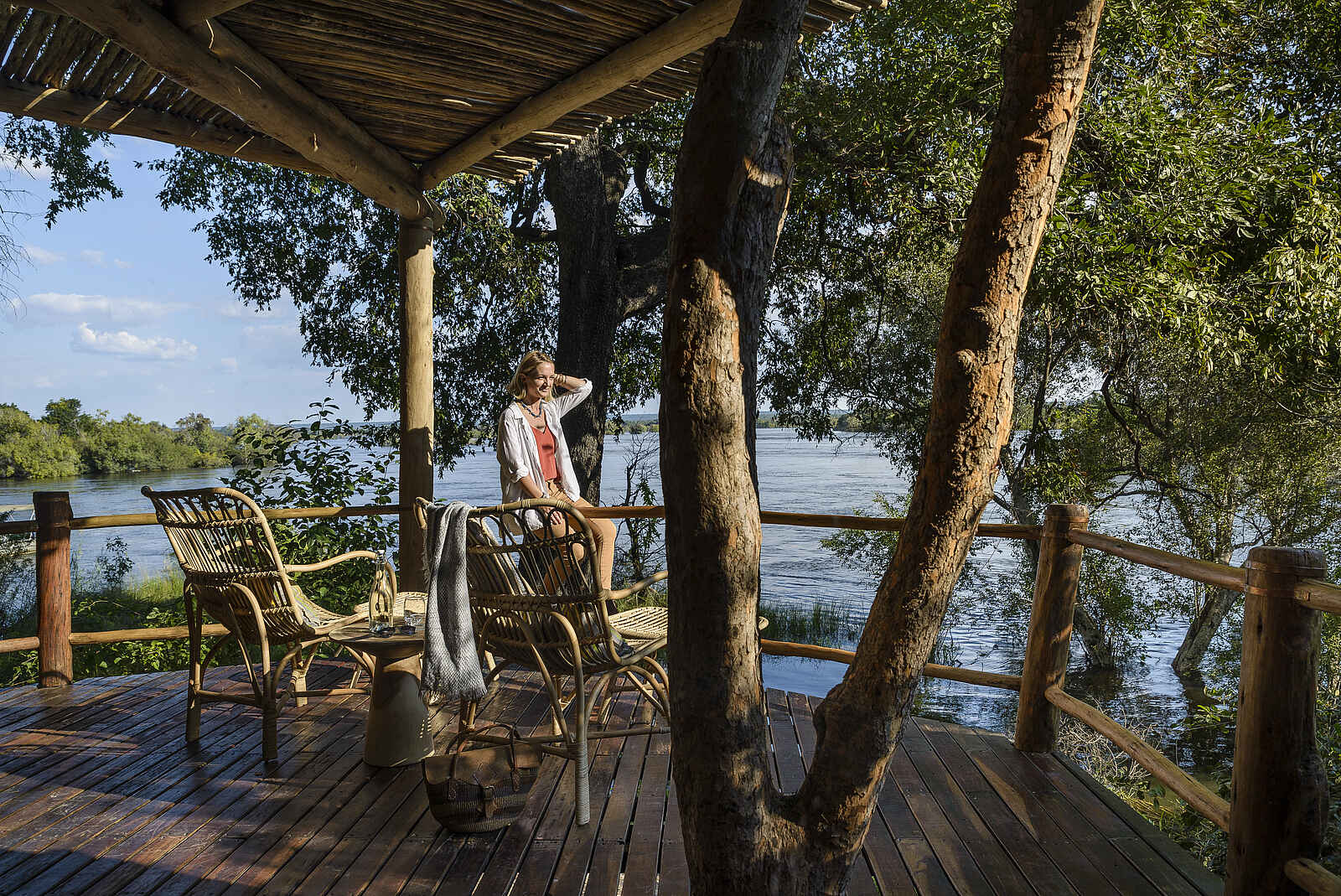 Sanctuary Sussi & Chuma: Privates Außendeck mit Blick auf den Fluss Sanctuary Sussi & Chuma: Privates Außendeck mit Blick auf den Fluss