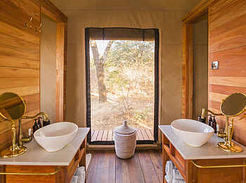 Verney's Camp: Waschbecken mit Spiegeln