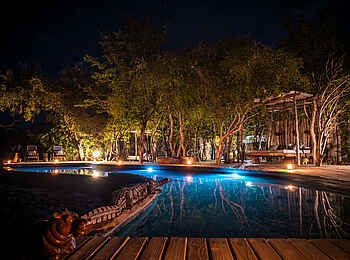 Changa Safari Camp: Der Pool am Abend Changa Safari Camp: Der Pool am Abend
