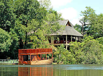 Divava Okavango Lodge and Spa: Das große Boot Divava Okavango Lodge and Spa: Das große Boot