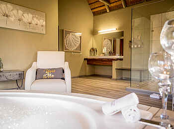 Kambaku River Sands: Badezimmer mit Badewanne Kambaku River Sands: Badezimmer mit Badewanne