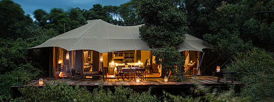 Mara Plains Camp: Zeltsuite in der Dämmerung