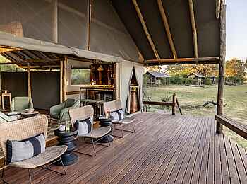 Mokolwane Camp: Terrasse Gemeinschaftszelt mit Blick auf Gästezelte
