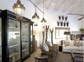 Mushara Outpost: Vitrinen in der Lounge