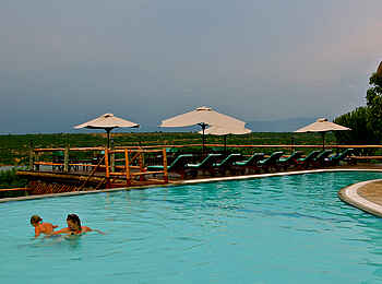 Mweya Safari Lodge: Swimmingpool mit Ausblick auf den Kanal