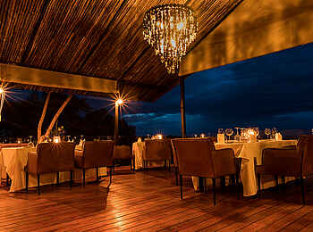 Nimali Mara Camp: Dinner im Restaurant Nimali Mara Camp: Dinner im Restaurant