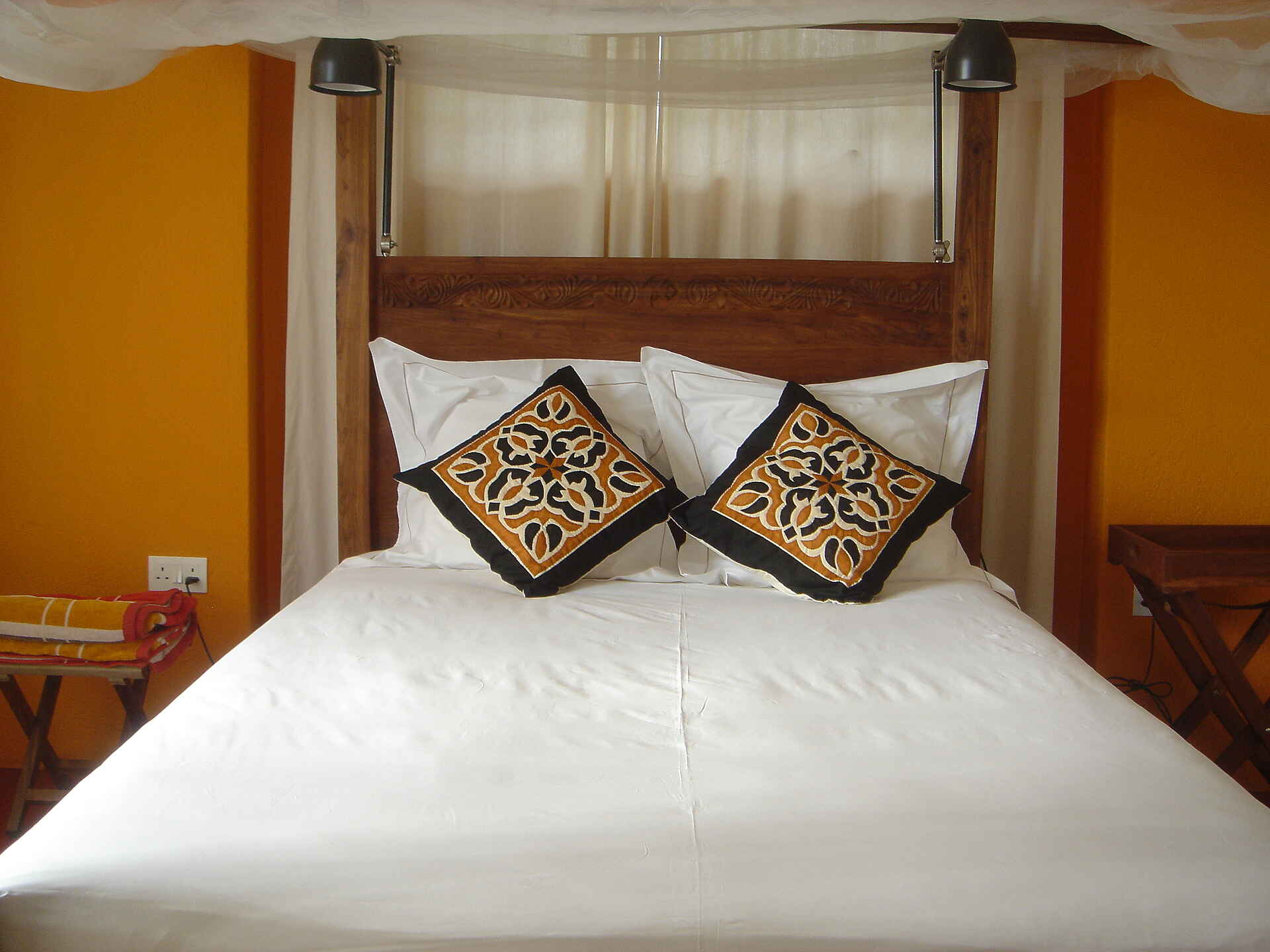 Arusha, Arusha National Park, Kilimanjaro National Park, Mount Meru, Onsea House, Onsea House Tanzania Limited, Tansania, Tanzania, Themi Hill, Doppelbett, Himmelbett, Rhino Room, Schlafzimmer, Afrikarma, Afrikarma Safaris, Afrikarma Safaris – Wildnis. Hautnah., afrikarma.de