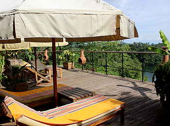 Papaya Lake Lodge: Sonnenschirm und Liegestühle