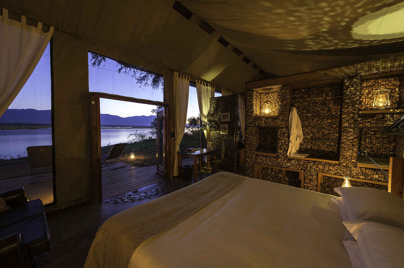 Ruckomechi Camp: Abend im Zelt Ruckomechi Camp: Abend im Zelt