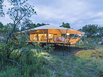 Serengeti Bushtops: Beleuchtetes Gästezelt