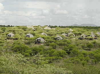 Serengeti Serena Safari Lodge: Rondavels am Hang