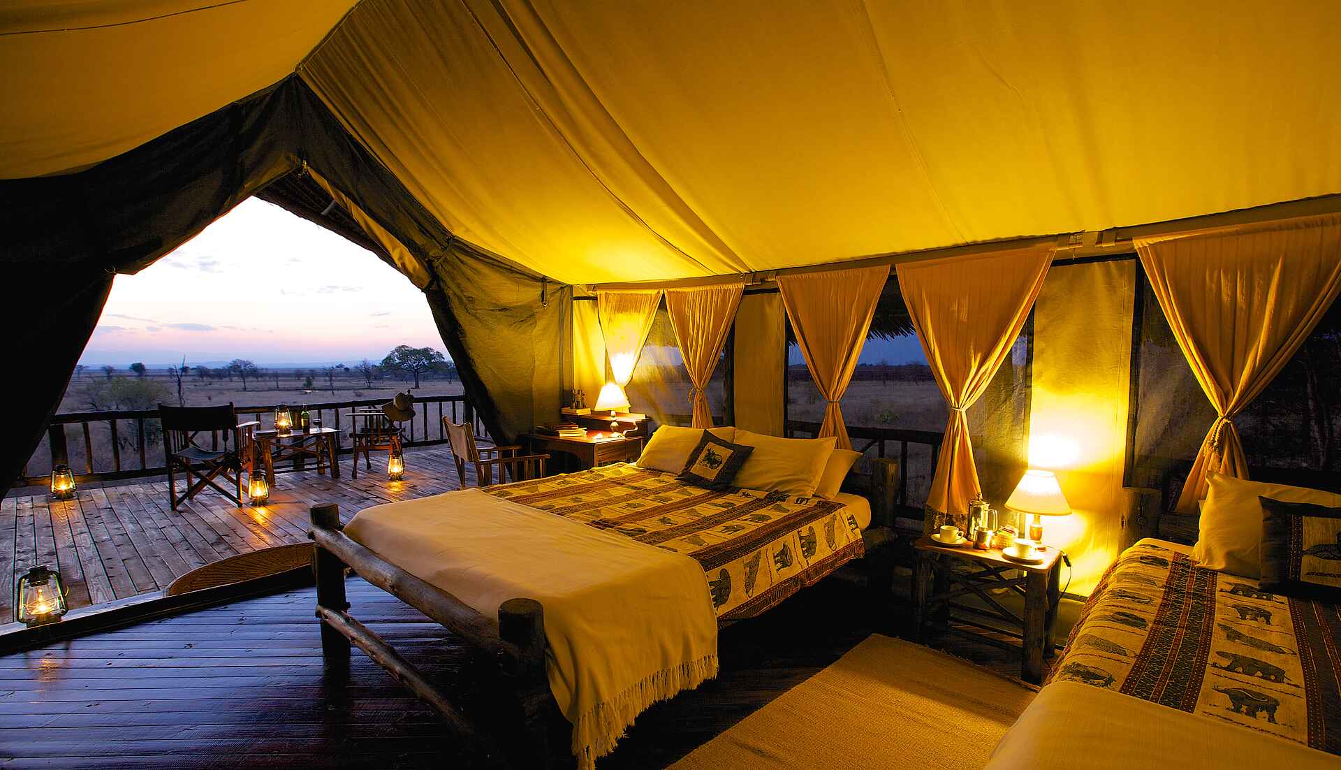 Stanley's Kopje Camp: Betten im Gästezelt Foxes Safaris, Mikumi National Park, Mkata River, Mwanamboga Waterhole, Stanley's Kopje Camp, Doppelbett, Gästezelt, Afrikarma, Afrikarma Safaris, Afrikarma Safaris - Wildnis. Hautnah., Afrikarma.de