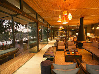 Thorntree River Lodge: Lounge und Deck Thorntree River Lodge: Lounge und Deck