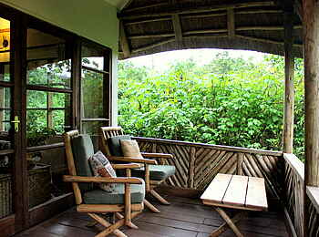 Volcanoes Bwindi Lodge: Private Terrasse mit Sesseln