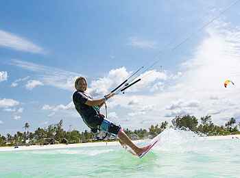 Zanzibar White Sand Luxury Villas: Kite-Surfer in Aktion Zanzibar White Sand Luxury Villas: Kite-Surfer in Aktion