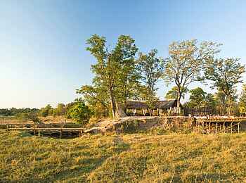 Zungulila Bushcamp: Hauptgebäude mit Brücke und Deck Zungulila Bushcamp: Hauptgebäude mit Brücke und Deck