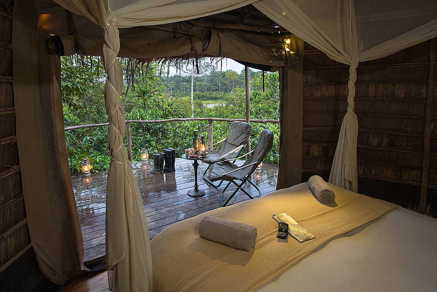 Lango Camp: Veranda einer Gästehütte Lango Camp: Veranda einer Gästehütte