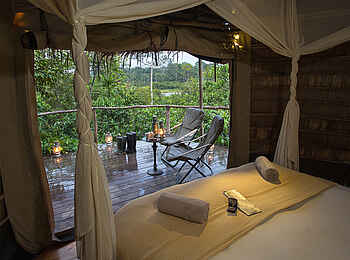 Lango Camp: Veranda einer Gästehütte Lango Camp: Veranda einer Gästehütte