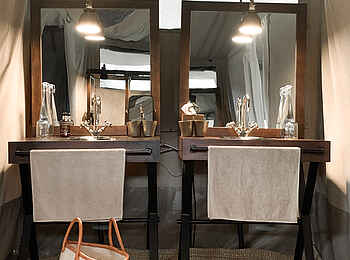 Legendary Mila Tented Camp: Doppelwaschtisch