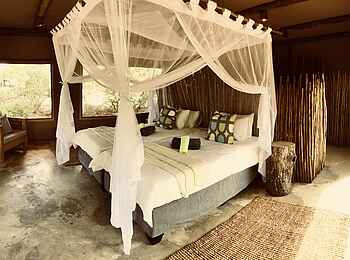 Leopard Plains: Doppelbett unter Moskitonetz Leopard Plains: Doppelbett unter Moskitonetz