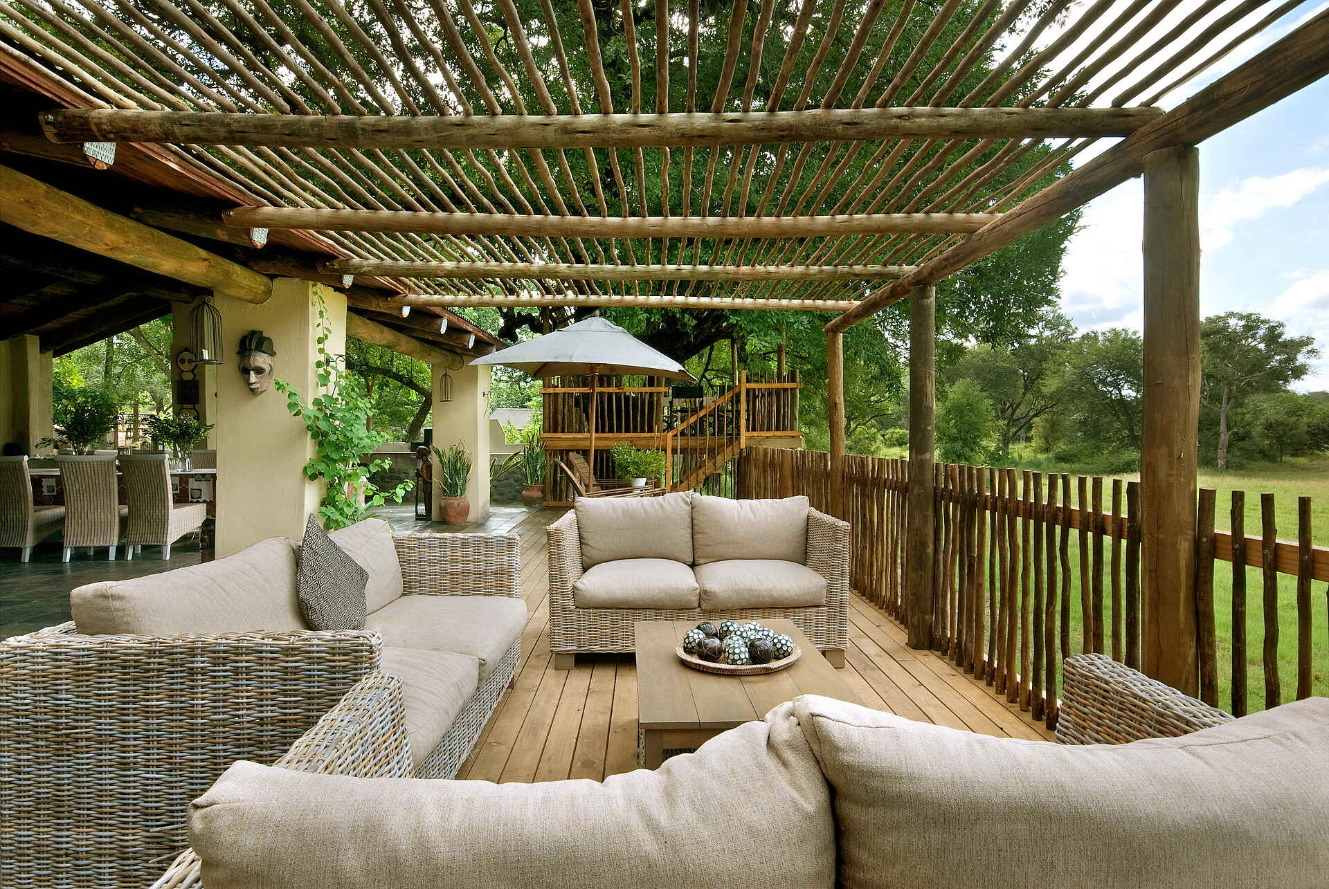 Notten's Bush Camp: Veranda der Hauptlodge Krüger Nationalpark, Nottens, Nottens Bush Camp, Sabi Sands, Zentrale Einrichtung, Afrikarma, Afrikarma Safaris, Afrikarma Safaris - Wildnis. Hautnah., Afrikarma.de