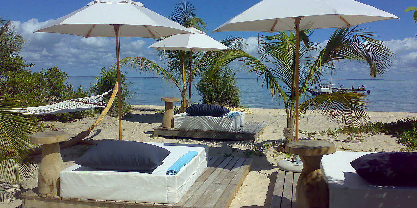 Azura Benguerra Island: Liegen und Strandbetten Azura Benguerra Island: Liegen und Strandbetten