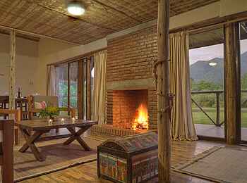 Bale Mountain Lodge: Lounge mit offenem Kamin Bale Mountain Lodge: Lounge mit offenem Kamin