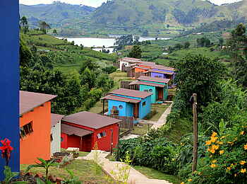 Chameleon Hills Lodge: Kunterbunt reihen sich die einzelnen Gästechaltes aneinander