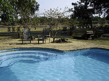 Flatdogs Camp: Swimming Pool mit Blick zum Fluss Flatdogs Camp: Swimming Pool mit Blick zum Fluss