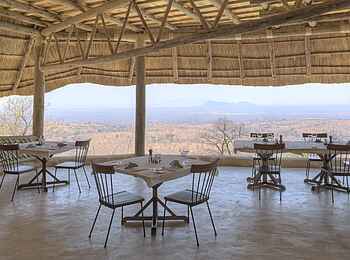 Ikuka Safari Camp: Einzeltische laden zu den Mahlzeiten im Speisebereich ein