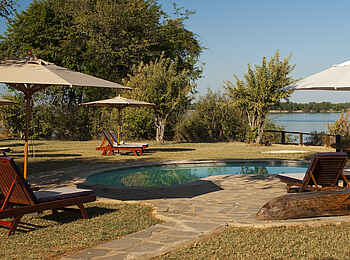 Kasaka River Lodge: Swimming Pool mit Flussblick Kasaka River Lodge: Swimming Pool mit Flussblick