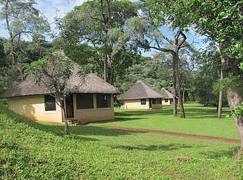 Leopard Lodge: Reetgedeckte Gästechalets