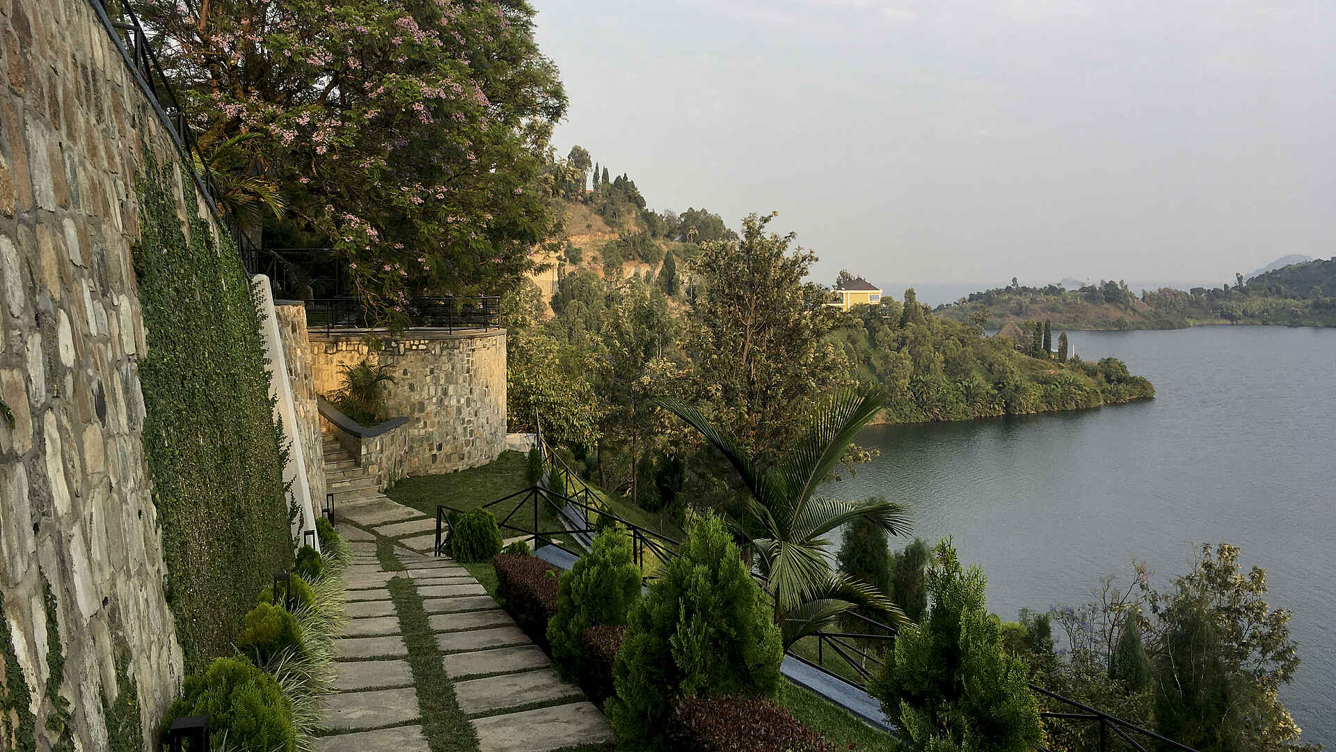 Lux Lake Kivu Hotel: Gartenanlage Lux Lake Kivu Hotel: Gartenanlage