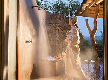 Madikwe Safari Lodge Dithaba: Veranda mit Außendusche