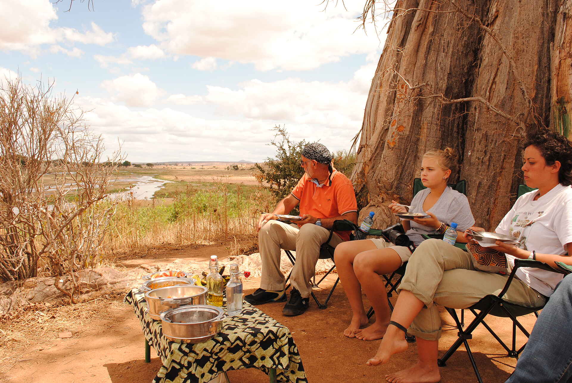 Mdonya Old River Camp: Bush Lunch Essential Destinations, Mdonya Old River Camp, Ruaha National Park, Aktivitäten, Bush Lunch, Game Drive, afrikarma, afrikarma Safaris, afrikarma Safaris - Wildnis. Hautnah., afrikarma.de
