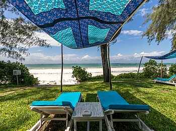 Nomad Beach Resort: Liegen vor den Ocean View Zimmern Nomad Beach Resort: Liegen vor den Ocean View Zimmern