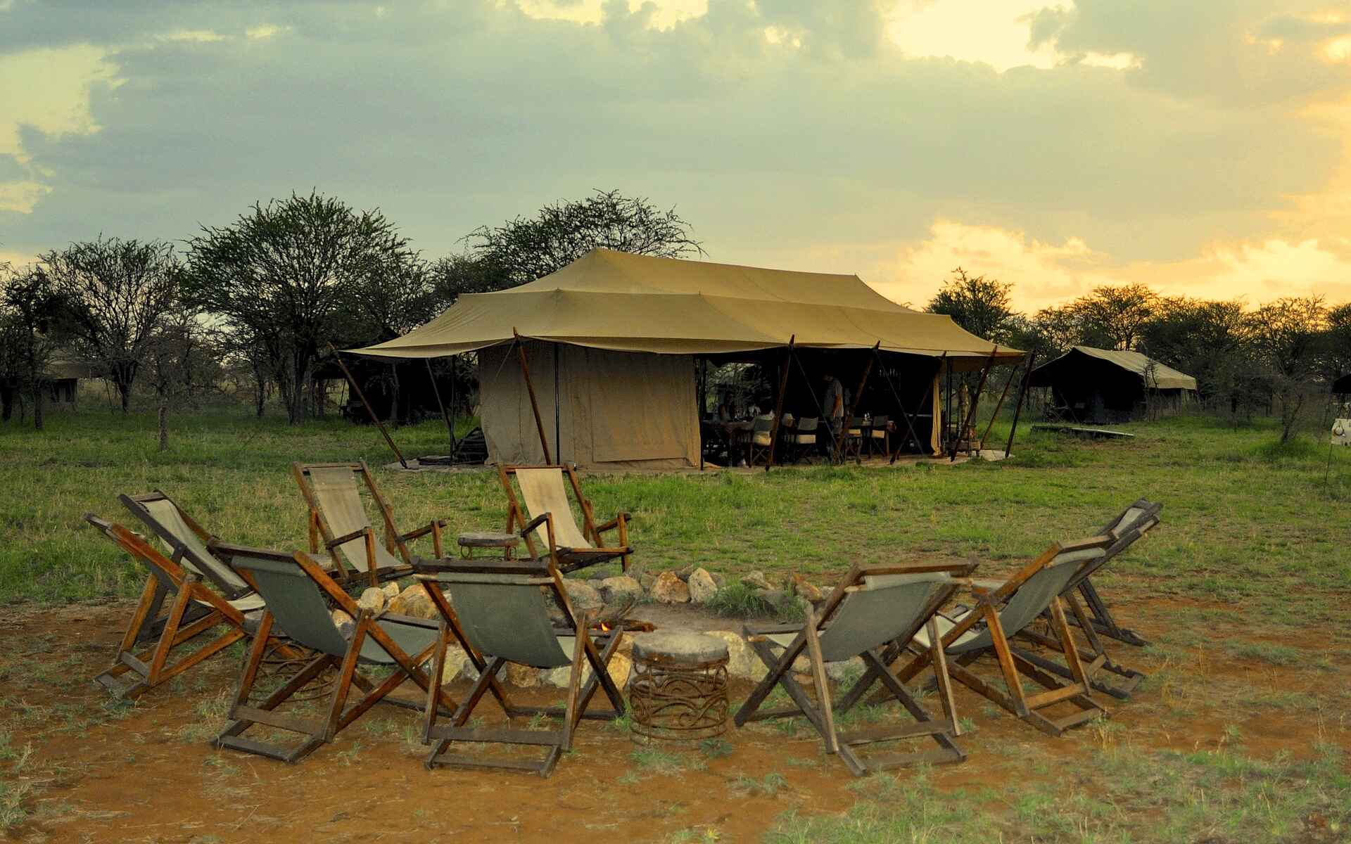 Ronjo Camp: Feuerstelle vor dem Hauptzelt Ronjo Camp, Serengeti, Tanganyika Expeditions, Feuerstelle, Hauptzelte, Regiesessel, Afrikarma, Afrikarma Safaris, Afrikarma Safaris - Wildnis. Hautnah., Afrikarma.de