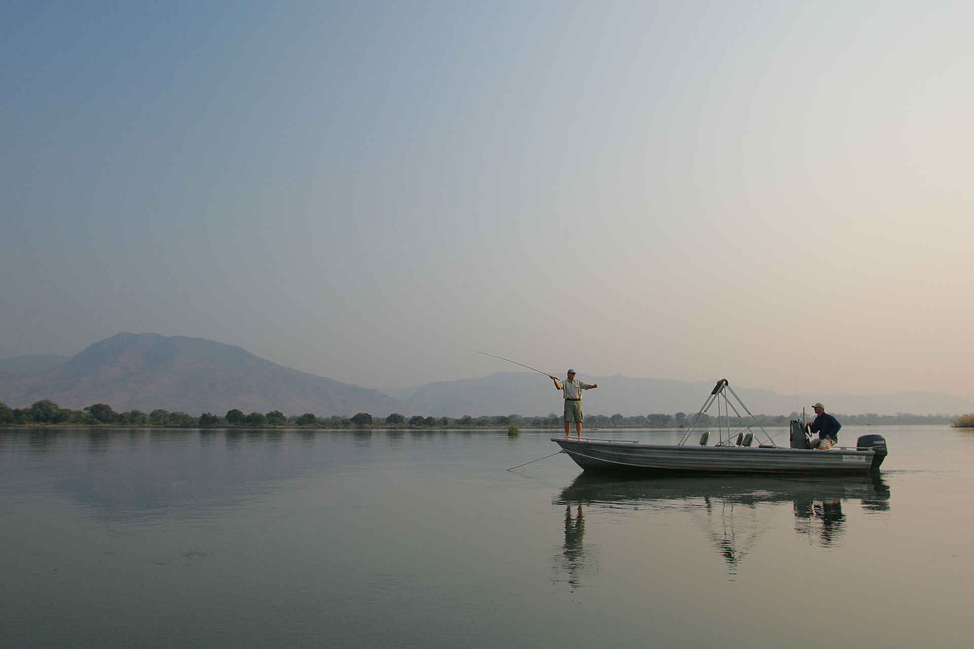 Hochzeitsreise, Lower Zambezi, Lower Zambezi National Park, Luxus, Royal Zambezi Lodge, Sambesi, Sambesital, Aktivitäten, Angeln, Fishing, Motorboot, Afrikarma, Afrikarma Safaris, Afrikarma Safaris - Wildnis. Hautnah., Afrikarma.de