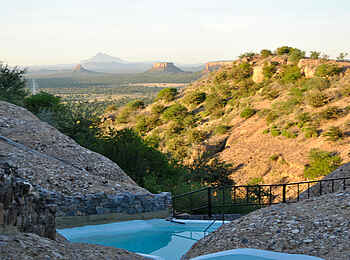 Ugab Terrace Lodge: Landschaft hinter dem Swimming Pool