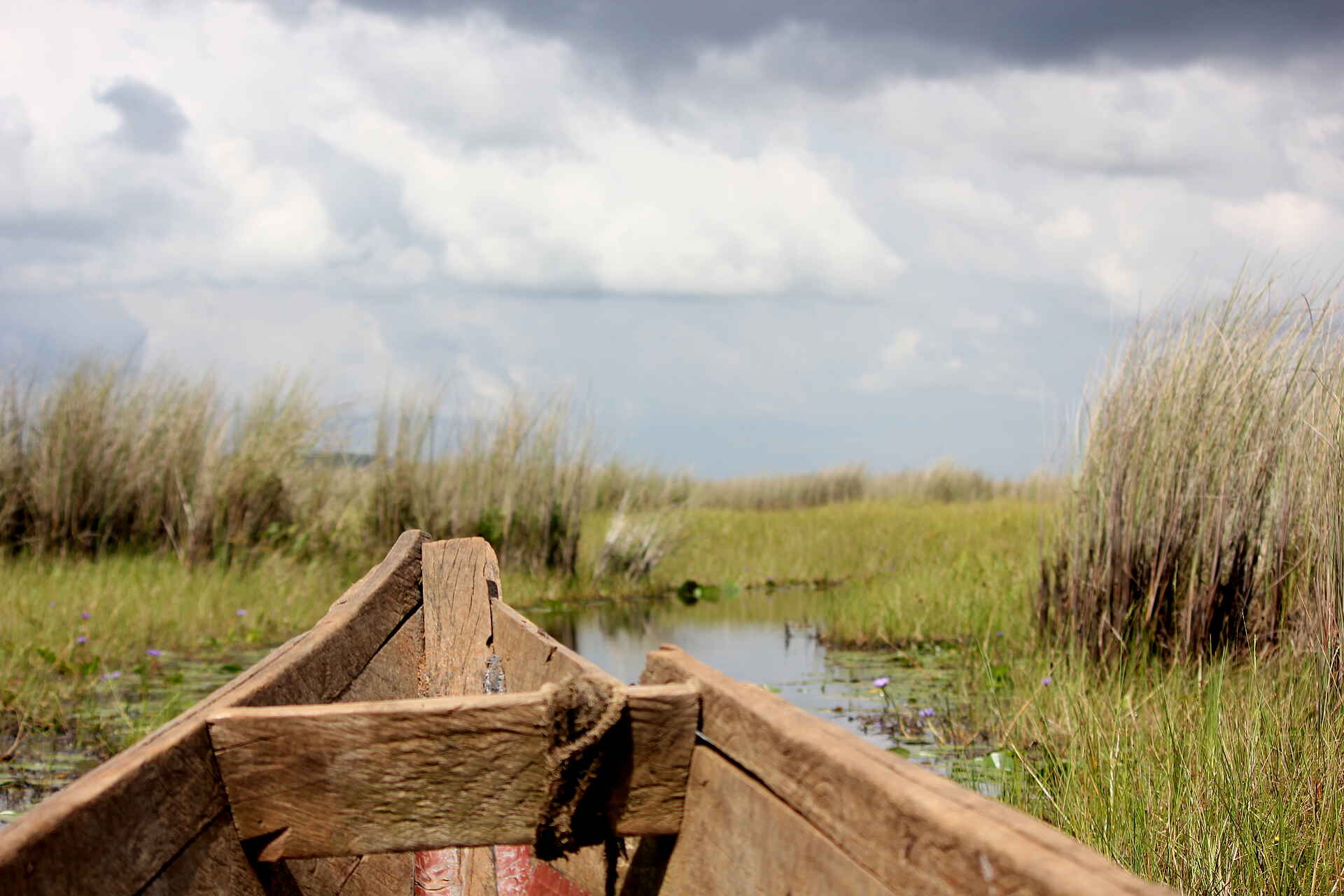 2 Friends Beach Hotel: Boot im Kanal