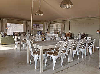 Desert Hills Glamping: Bestuhlter Essensbereich Desert Hills Glamping: Bestuhlter Essensbereich