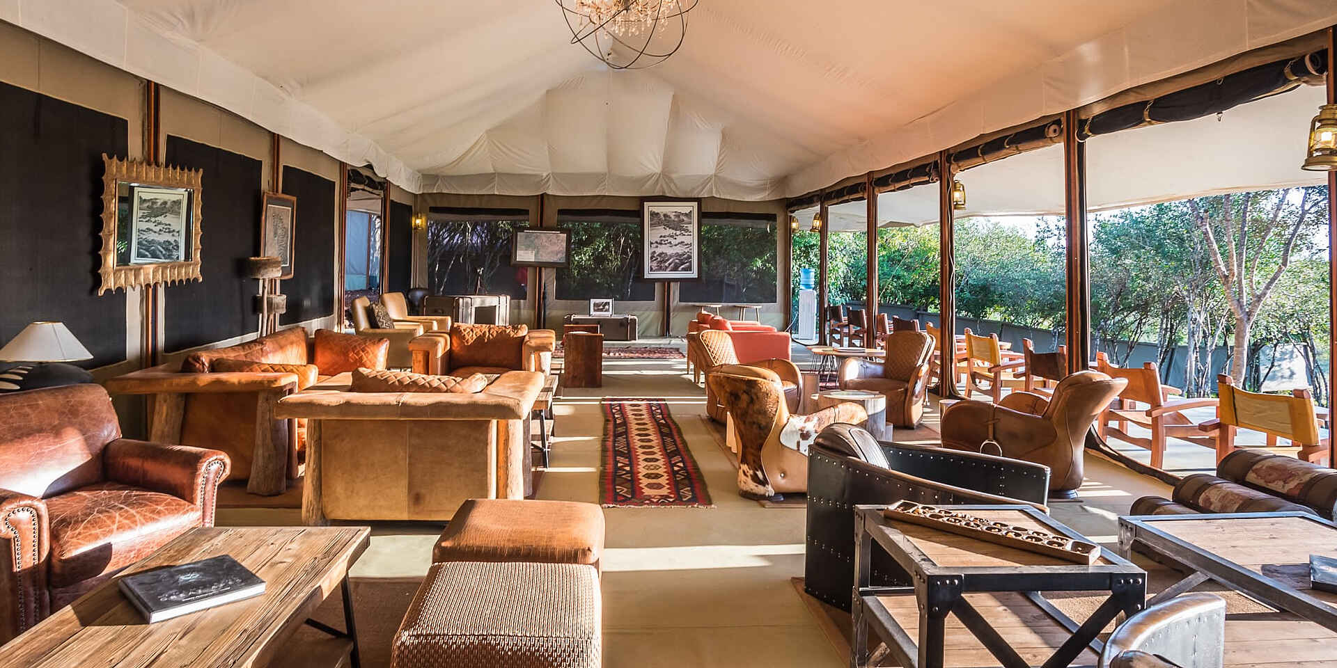 Africa Eco Adventures, Entim Masai Mara, Mara National Reserve, Hauptzelt, Ledersessel, Lounge, Sofa, Afrikarma, Afrikarma Safaris, Afrikarma Safaris - Wildnis. Hautnah., Afrikarma.de